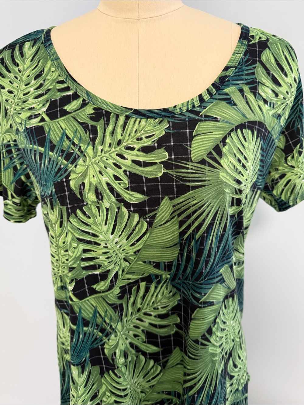 LuLaRoe Black Short Sleeve Top with Green Tropical Leaf Print Tunic Top SZM - Picture 3 of 14